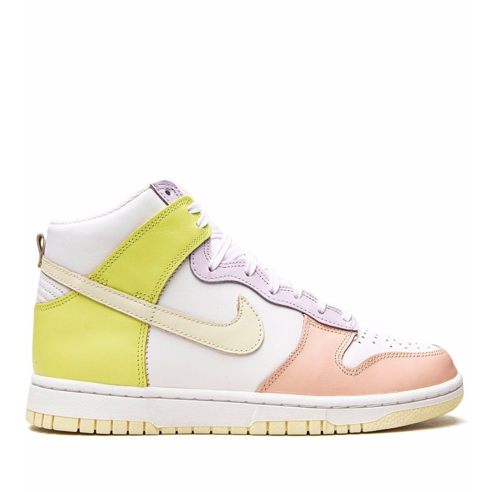 Nike Dunk High in Light Lemon Twist Size 8